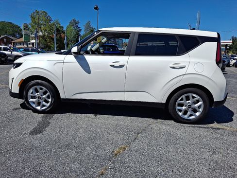 Used 2025 Kia Soul LX w/ LX Technology Package FWD image 2