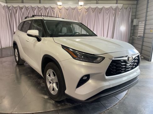 Used 2023 Toyota Highlander LE FWD image 3