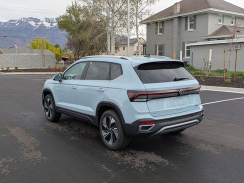 New 2026 Volkswagen Taos SE image 8