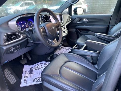Used 2025 Chrysler Pacifica Select FWD image 6
