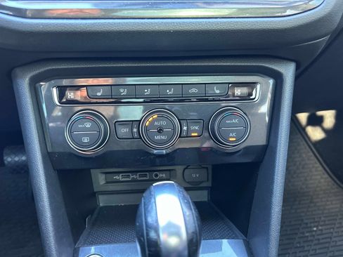 Used 2018 Volkswagen Tiguan SEL Premium image 22