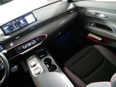 Used 2023 Genesis GV70 2.5T w/ Sport Prestige Package image 11