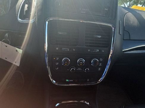 Used 2019 Dodge Grand Caravan SXT w/ Blacktop Package FWD image 17