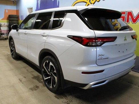 Used 2024 Mitsubishi Outlander SE Black Edition image 6