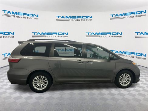 Used 2016 Toyota Sienna L image 6
