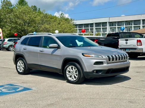 Used 2018 Jeep Cherokee Latitude w/ Mobile Office Group AWD/4WD image 18