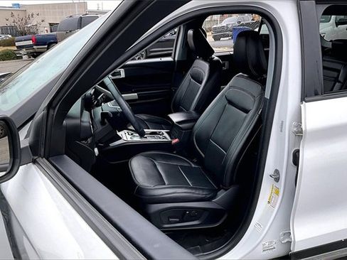 Used 2022 Ford Explorer Limited image 18