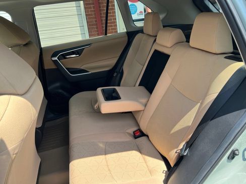 Used 2019 Toyota RAV4 XLE w/ Convenience Package FWD image 22