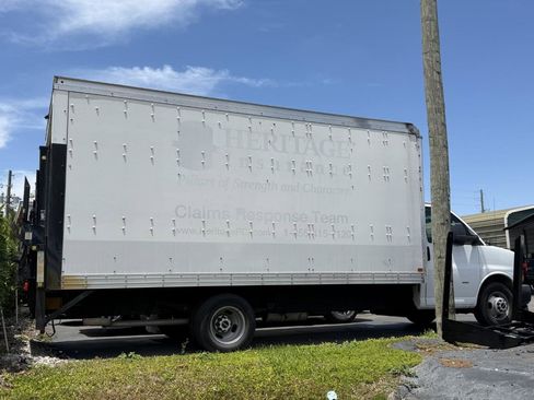 Used 2018 GMC Savana 3500 Extended w/ Power Convenience Package RWD image 3