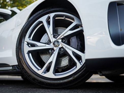 Used 2022 Audi e-tron GT Premium Plus image 18