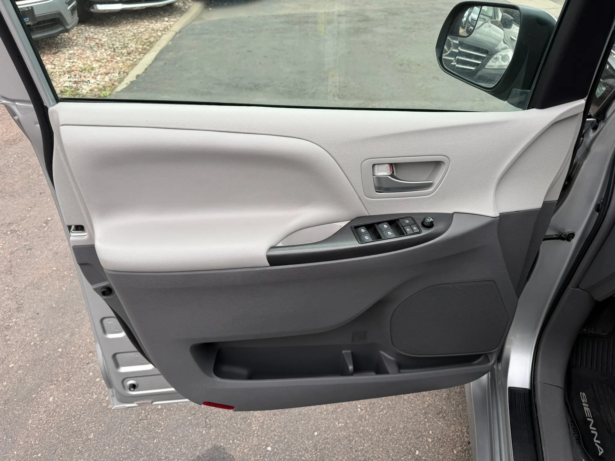 Used 2019 Toyota Sienna LE FWD image 16