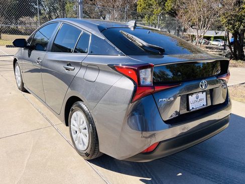 Used 2020 Toyota Prius LE image 10