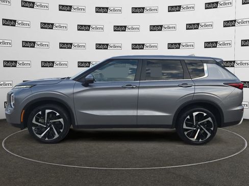 Used 2023 Mitsubishi Outlander SE image 3