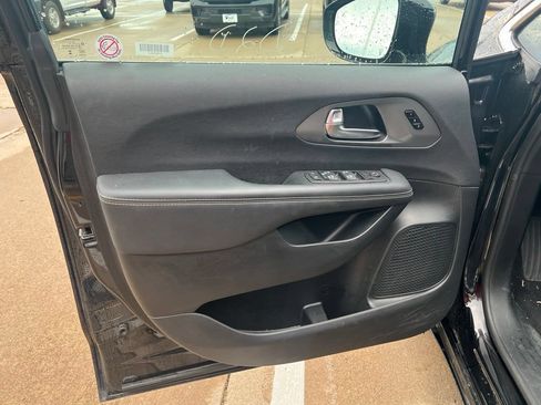 Used 2025 Chrysler Pacifica Select FWD image 8
