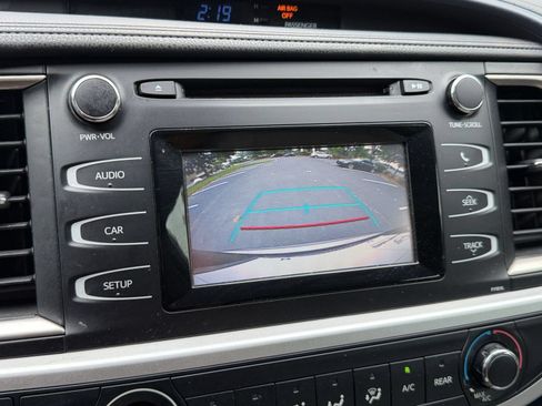 Used 2019 Toyota Highlander LE AWD/4WD image 18