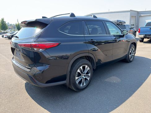 Used 2023 Toyota Highlander XLE AWD/4WD image 7