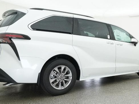 New 2026 Toyota Sienna XLE FWD image 17
