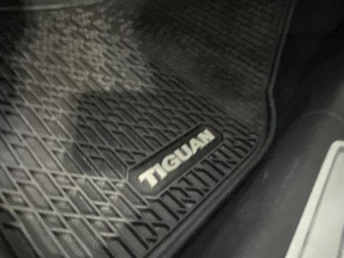 Used 2020 Volkswagen Tiguan SE R-Line image 29