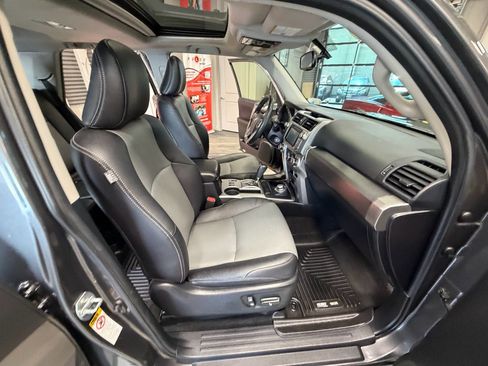 Used 2017 Toyota 4Runner SR5 AWD/4WD image 55