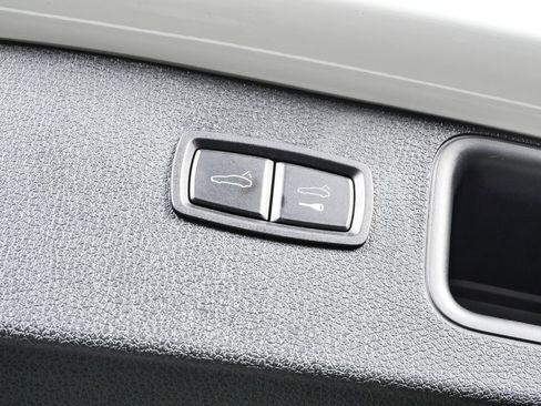 Certified 2023 Porsche Macan S AWD/4WD image 37