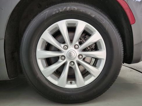 Used 2019 Chrysler Pacifica Touring-L FWD image 34