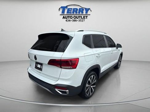 Used 2022 Volkswagen Taos SE w/ Panoramic Sunroof Package FWD image 7
