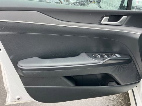 Used 2025 Nissan Versa SV FWD image 18