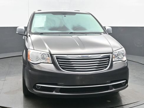 Used 2015 Chrysler Town & Country Limited image 8