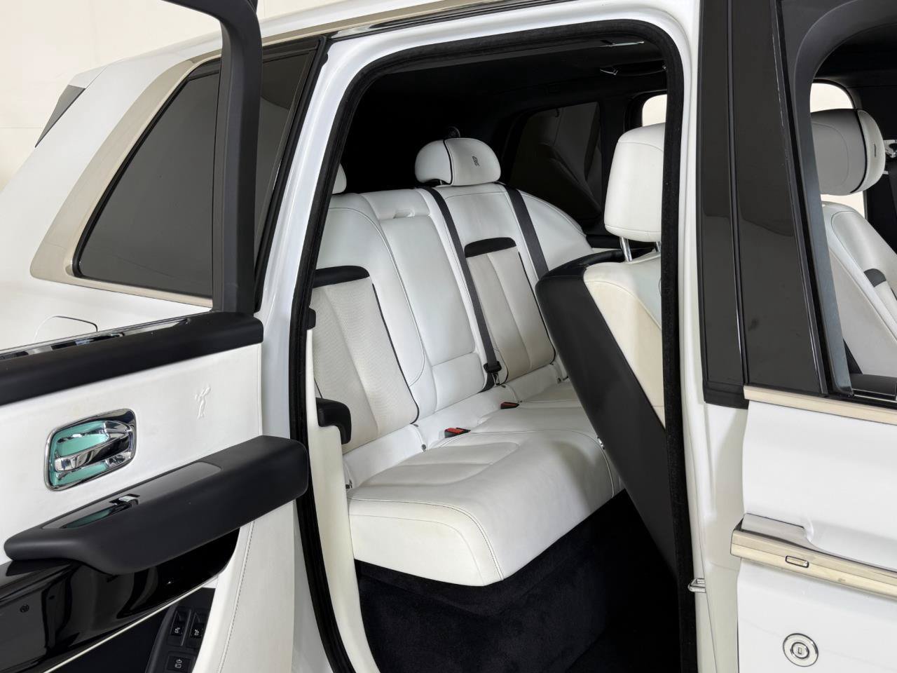 Used 2022 Rolls-Royce Cullinan w/ Cullinan Package AWD/4WD image 28