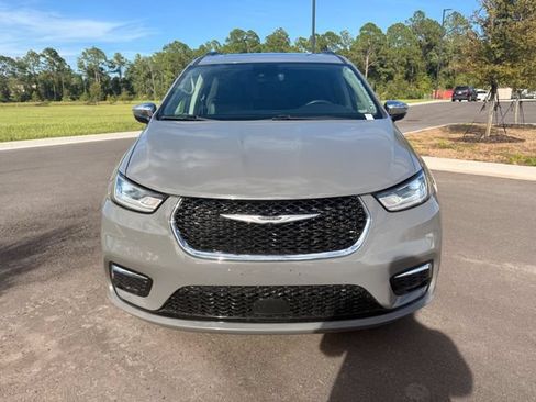 Used 2023 Chrysler Pacifica Limited FWD image 23