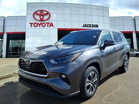 Certified 2023 Toyota Highlander XLE image 1