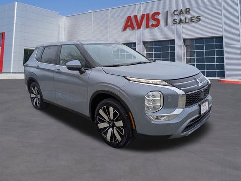 Used 2025 Mitsubishi Outlander SE image 3