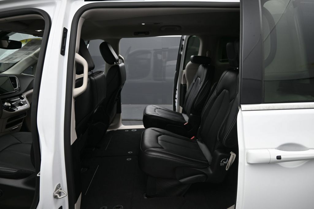 Used 2024 Chrysler Pacifica Touring-L FWD image 15