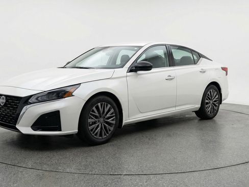 Used 2025 Nissan Altima 2.5 SV FWD image 3