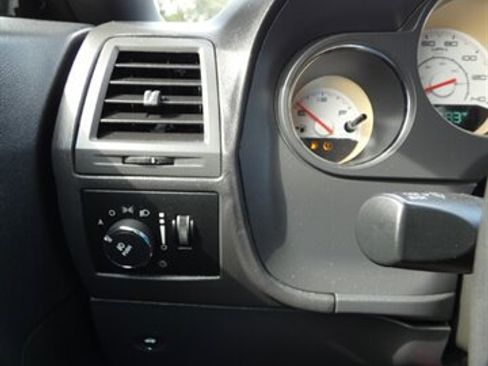 Used 2011 Dodge Challenger SE image 23