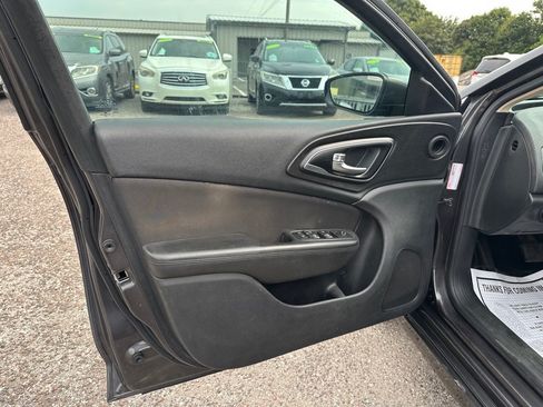 Used 2016 Chrysler 200 Limited w/ Anniversary Edition FWD image 11