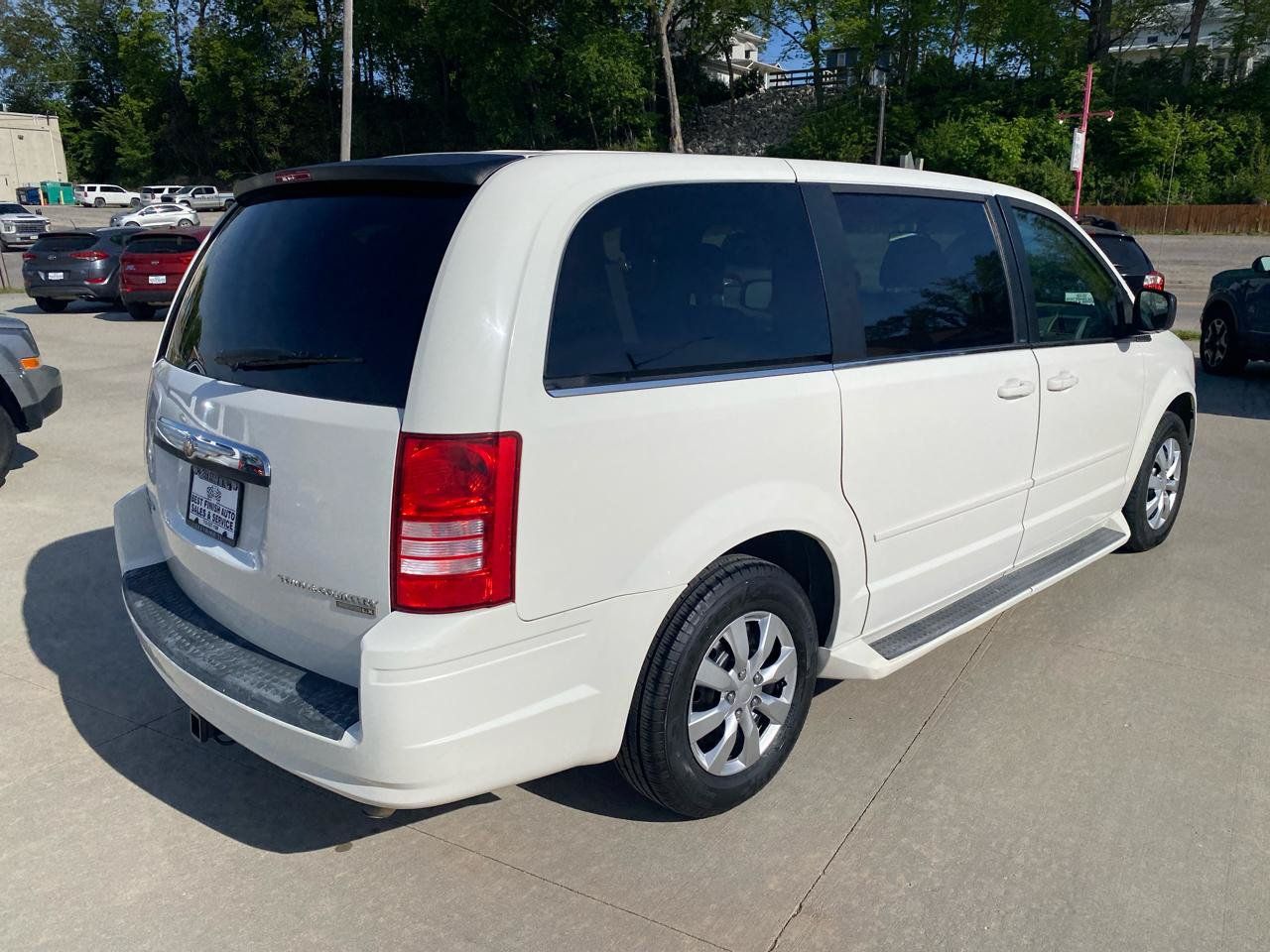 Used 2010 Chrysler Town & Country LX w/ PWR Convenience Group FWD image 6