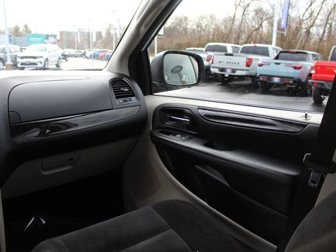 Used 2016 Dodge Grand Caravan American Value Package image 11