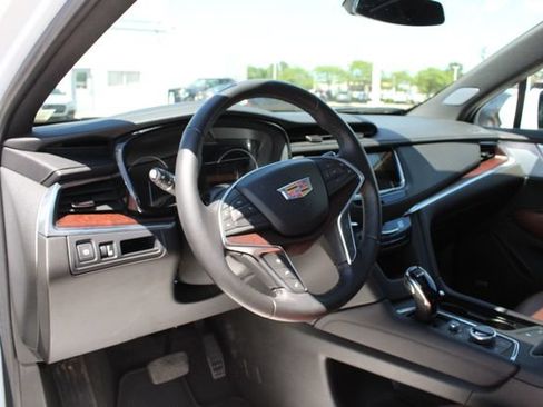 Used 2024 Cadillac XT5 Premium Luxury AWD/4WD image 2