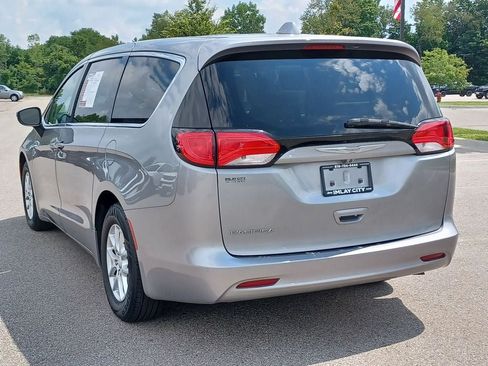 Used 2017 Chrysler Pacifica Touring FWD image 3