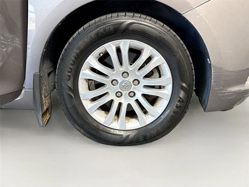 Used 2015 Toyota Sienna XLE w/ XLE Navigation Package FWD image 27