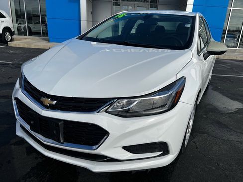 Used 2018 Chevrolet Cruze LT w/ Convenience Package image 3