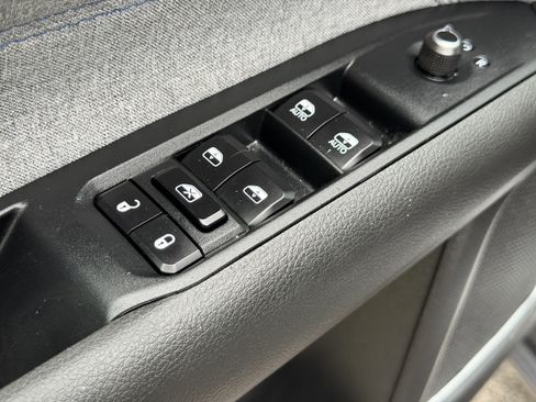 Used 2025 Jeep Compass Latitude AWD/4WD image 7