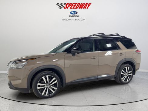 Used 2024 Nissan Pathfinder Platinum image 4