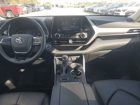 Used 2021 Toyota Highlander XLE image 10