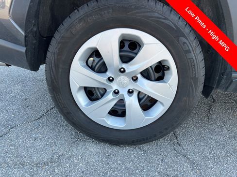 Used 2020 Toyota RAV4 LE FWD image 9