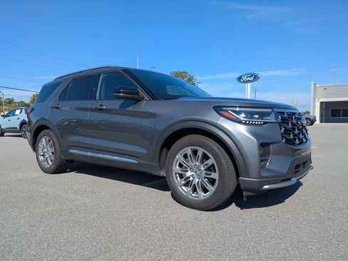 Used 2026 Ford Explorer Platinum RWD image 2