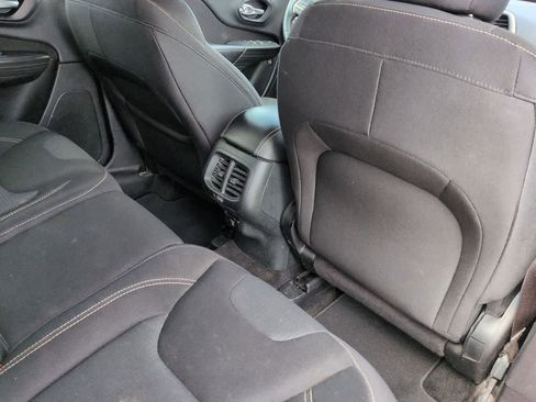 Used 2015 Jeep Cherokee Latitude FWD image 18