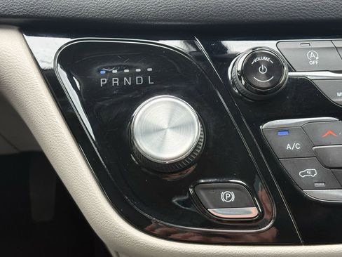 Used 2019 Chrysler Pacifica Touring-L FWD image 17