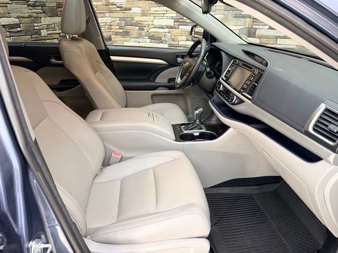 Used 2018 Toyota Highlander XLE AWD/4WD image 36
